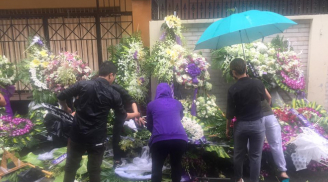 Mưa lớn, vòng hoa đổ dập trước giờ tiễn đưa Minh Thuận về nơi an nghỉ cuối cùng