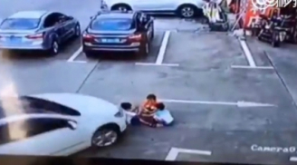Video: Nữ tài xế mải mê với điện thoại cán qua người 3 trẻ nhỏ