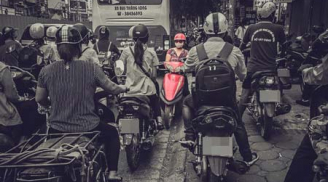 Bức ảnh 'hot' nhất mạng xã hội: Người phụ nữ ngang nhiên đi xe máy ngược chiều gây bão