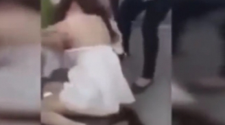 Video: Cô gái bị xé rách toang váy, đánh đập dã man