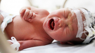 Video: Giải cứu bé sơ sinh đầu bịt túi nilon bị ném trong toilet công cộng