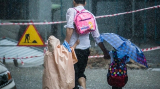 Giữa cơn mưa lớn, hình ảnh bố chịu mưa dắt 2 con khiến người ta rưng rưng cảm động!