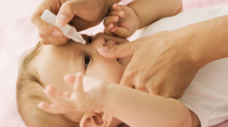 Tăng nguy cơ bị mù lòa nếu nhỏ sữa vào mắt trẻ sơ sinh