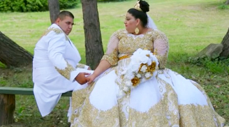 'Choáng ngợp' với chiếc váy cưới dát vàng, đính tiền đẳng cấp nhất hành tinh