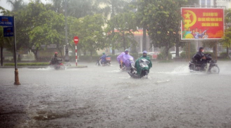 Áp thấp mạnh lên thành áp thấp nhiệt đới, miền Trung mưa to, Hà Nội có nguy cơ lụt