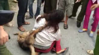 Nữ cẩu tặc bị dân vây đánh, bắt đeo xác chó vào cổ
