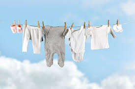 Mách mẹ cách giặt quần áo trẻ sơ sinh bằng tay
