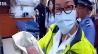 Đau lòng: Người mẹ vừa sinh xong đã vứt con vào bồn cầu, tự cắt dây rốn cho mình