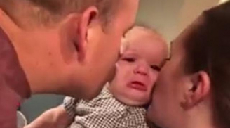Clip em bé bật khóc mỗi khi thấy cha mẹ hôn nhau gây bão mạng xã hội