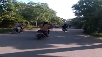 Cô gái khoả thân đi xe máy giữa phố đông người