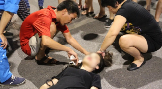 Cảnh báo: Đi xe điện cân bằng tại phố đi bộ, cô gái trẻ ngã đập đầu xuống đất bất tỉnh