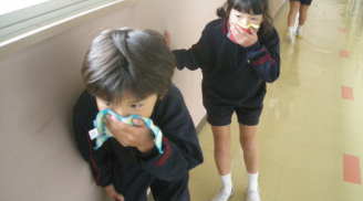 Những đứa trẻ ở Nhật được dạy để đối phó với hỏa hoạn từ khi biết bò