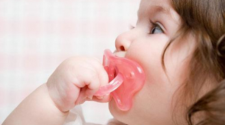 Lợi hại khi sử dụng miếng cắn răng cho trẻ