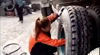 Cô gái trẻ tự thay lốp xe tải bằng tay khiến 'cánh mày râu' bái phục
