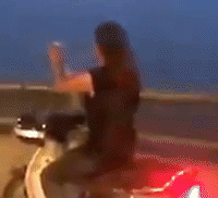 Clip: Cô gái trẻ vừa điều khiển xe máy, vừa chụp ảnh 'tự sướng' trên cầu Vĩnh Tuy
