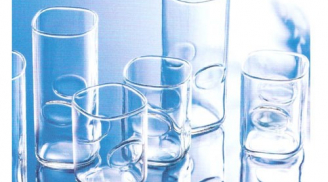 Làm thế nào để có thể tách được hai chiếc cốc đã dính chặt vào nhau