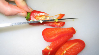 Mẹo giúp các bà nội trợ bớt rát tay khi cắt ớt