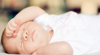 Nguyên nhân nào khiến trẻ sơ sinh hay vặn mình khi ngủ?