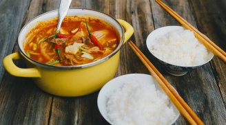 Cách nấu canh kim chi thịt gà hấp dẫn cho ngày Tết