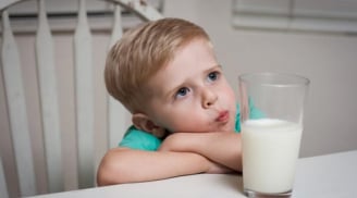 Tai hại khi cho trẻ 12 tháng tuổi uống sữa tươi?