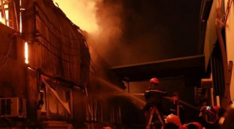 Video: Cháy lớn tại KCN La Phù, Hà Nội, chưa thống kê được thiệt hại về người và của