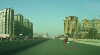 Video bố mẹ lái xe làm rơi cả con 3 tuổi xuống đường mà không hề hay biết
