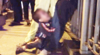 Xót lòng bé trai 5 tuổi ôm chân gào khóc thảm thiết không cho mẹ nhảy cầu tự tử