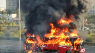 Hà Nội: Xe khách cháy trơ khung trên đại lộ Thăng Long