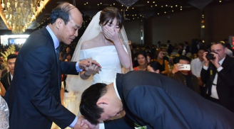 Vợ 9X của MC Trần Ngọc bật khóc trong lễ cưới
