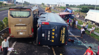 NÓNG: Tai nạn thảm khốc trên cao tốc, một người chết tức tưởi, 17 người bị thương