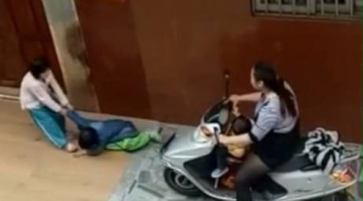 Tức giận cực độ: Người phụ nữ độc ác đèo con nhỏ cố tình dùng xe máy cán qua người bé trai