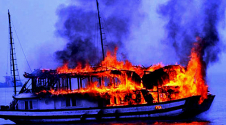 NÓNG: Tàu du lịch cháy dữ dội trên vịnh Hạ Long, 14 du khách nước ngoài thoát nạn