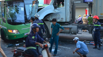 NÓNG: Container tông xe buýt ở Sài Gòn, ít nhất 10 người bị thương