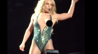 Diện 'bộ cánh' hở bạo, Britney Spears nhận cái kết 'siêu đắng'