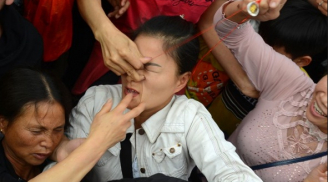 Khung cảnh hỗn loạn khi tranh lộc tại lễ khai hội chùa Hương
