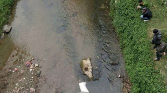 Phát hiện thi thể người đàn ông nhét trong bao tải đang phân hủy trôi trên suối