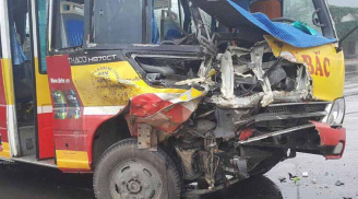 Tai nạn nghiêm trọng: Xe buýt đâm xe tải nát đầu, hành khách hoảng loạn