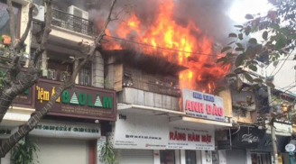 VIDEO: Đang cháy dữ dội ở phố Bát Đàn, Hà Nội