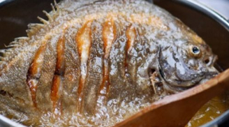 Mẹo để rán cá không bị vỡ, không dính chảo và vàng đều trong mềm ngoài giòn