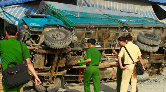NÓNG: Xe tải lật đè chết cô gái mua nước mía ven đường