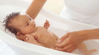 Sai lầm gây hại nghiêm trọng tới trẻ của mẹ khi tắm cho bé mà không hay biết