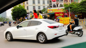 Hãi hùng cảnh hai bé gái ung dung ngồi nóc ôtô chạy giữa phố Hà Nội