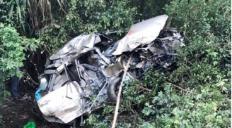 Tai nạn kinh hoàng: Tàu hỏa húc văng ô tô 50 m, 4 người chết, 2 người bị thương