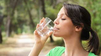 Điều gì sẽ xảy ra nếu bạn uống 1 cốc nước sau khi thức giấc?