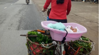 Bức ảnh mẹ đạp xe đi bán rau chở con trong chiếc chậu nhựa làm lay động lòng người