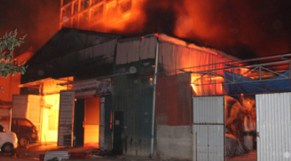 Xưởng gỗ rực cháy trong đêm tại hà Nội, 3 nhà lân cận thiệt hại nặng nề