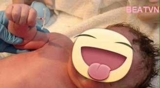 Bức ảnh em bé chào đời tay vẫn cầm chiếc vòng tránh thai khiến dân mạng nghẹn ngào
