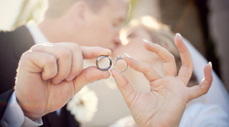 Vợ chồng hạnh phúc, may mắn vì đeo nhẫn cưới hợp mệnh?
