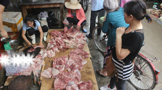 Người phụ nữ bị hắt chất bẩn lên người và sạp thịt: Người dân chen chúc mua thịt ủng hộ chị Xuyến