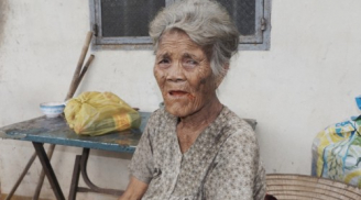 Cảm động cụ bà 80 tuổi hái rau, mò cua nuôi 2 con mắc bệnh lạ